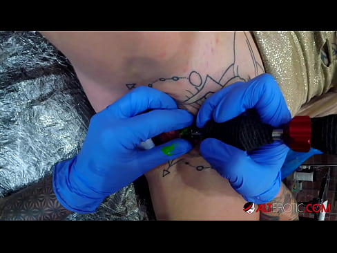 ❤️ Tsis tshua muaj tattooed hottie Sully Savage tau txais tattoo ntawm nws clitoris ❤️ Super sex ntawm hmn.fulldesisex.ru%  ☑